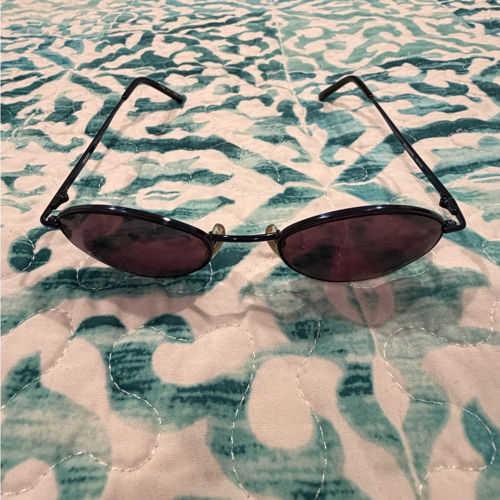 DKNY Trendy Retro-style Oval Frames